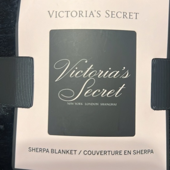 Victoria's Secret Sherpa Blanket 50x60 - Picture 4 of 4
